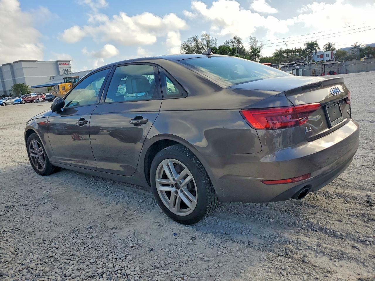 
								Audi A4 2.0 TFSI 2018 full									